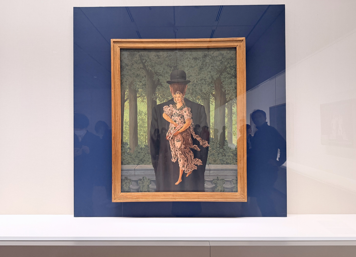 ルネ・マグリット《レディ・メイドの花束》を展示した中之島美術館の会場風景