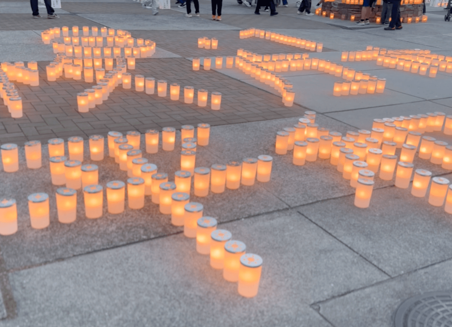 キャンドルが並べられ、「3.1　枚方市　平和」の文字が形づくられている様子