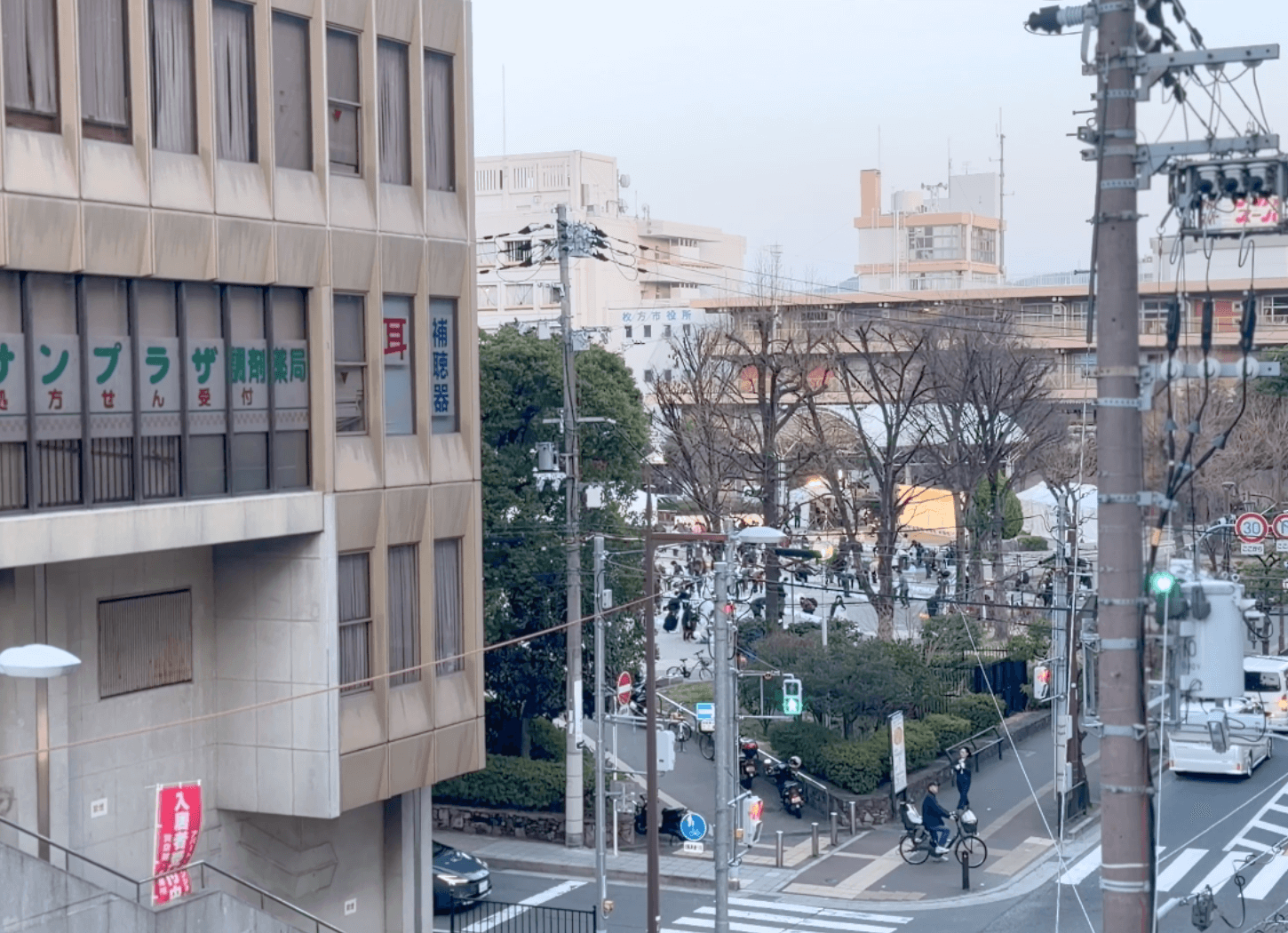 ニッペパーク岡東中央で多くの人がキャンドルに火をつけている様子