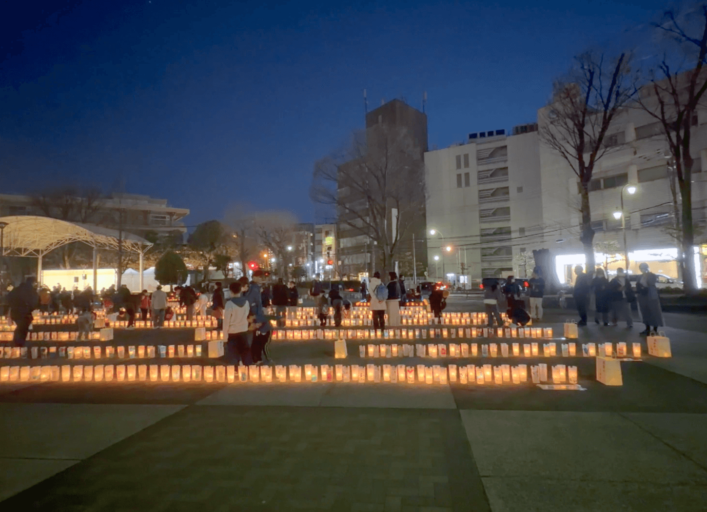 ニッペパーク岡東中央に並べられた、枚方市内の小学生らが平和のメッセージを描いた約3000個のキャンドル
