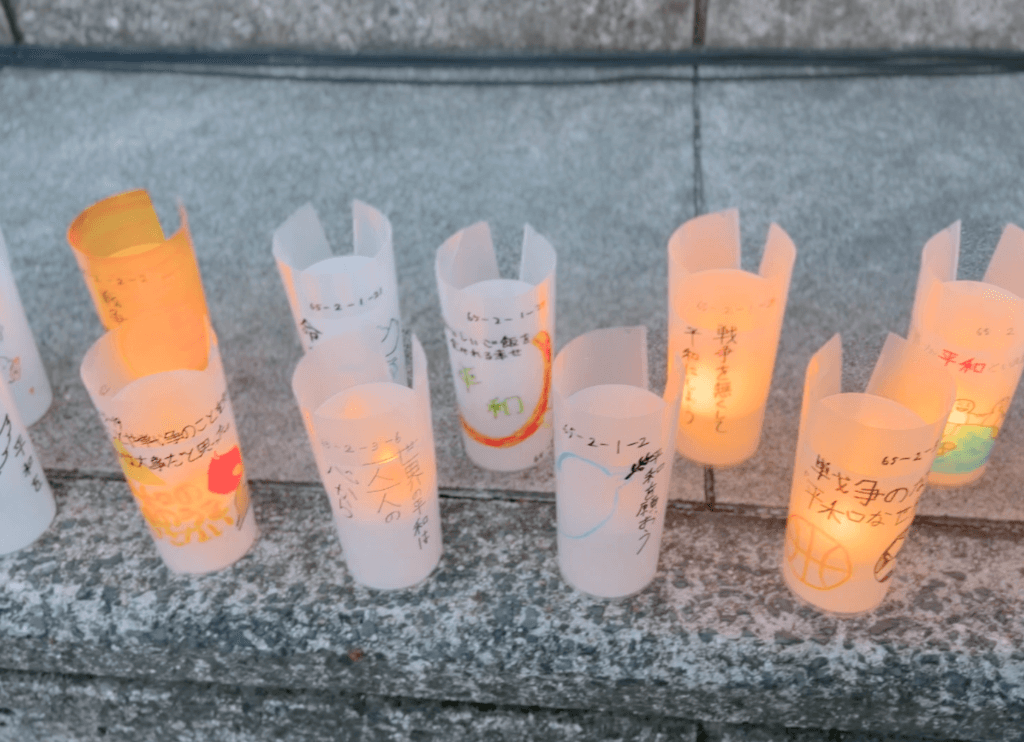 石段に並んだ平和のメッセージキャンドルを近くから撮影した写真