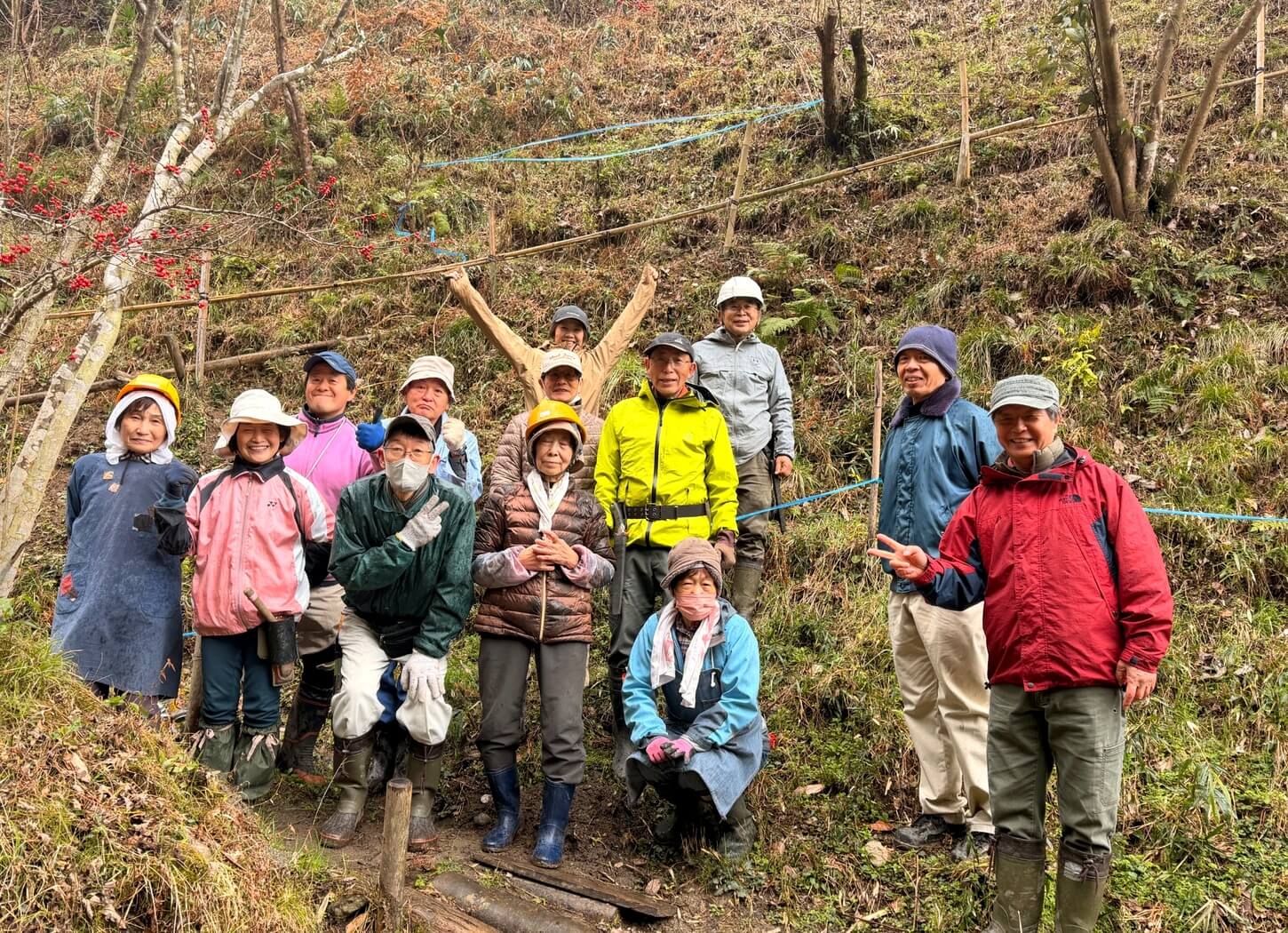 穂谷の里山で活動後に並んで撮影した枚方里山の会の集合写真