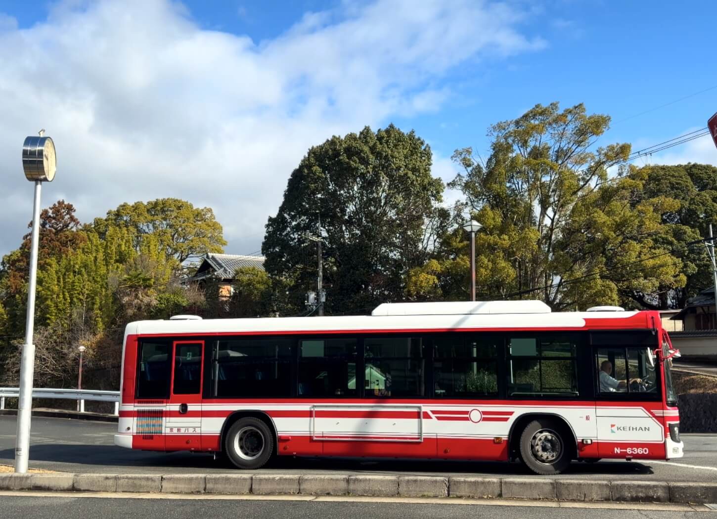 穂谷バス停付近を走る京阪バス