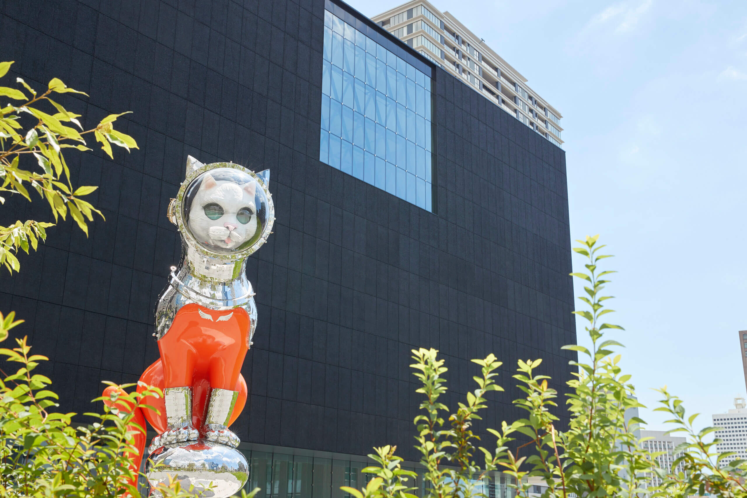 大阪中之島美術館前に設置されたヤノベケンジの作品《SHIP'S CAT(Muse)》